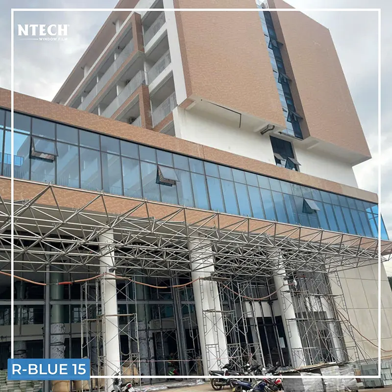 Màu phim R-Blue 15 dưới ánh nắng ban ngày cực kỳ đẹp