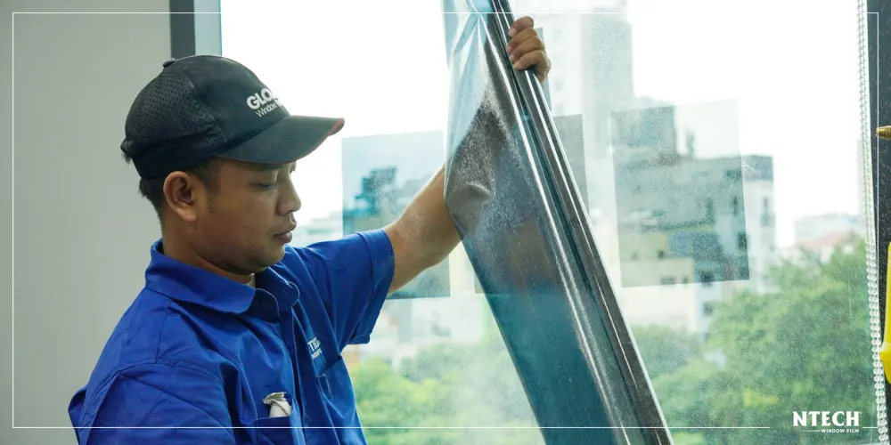 Dán phim cách nhiệt mặt trong hay mặt ngoài của kính