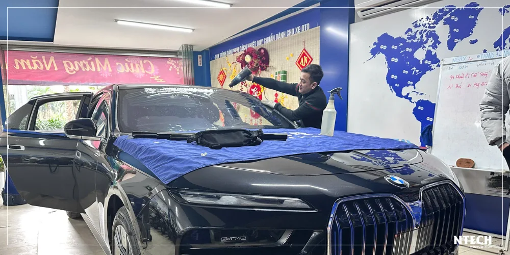 Dán phim cách nhiệt kính lái xe ô tô