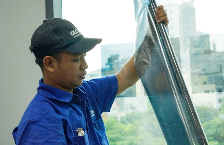 Dán phim cách nhiệt cửa kính chống nắng