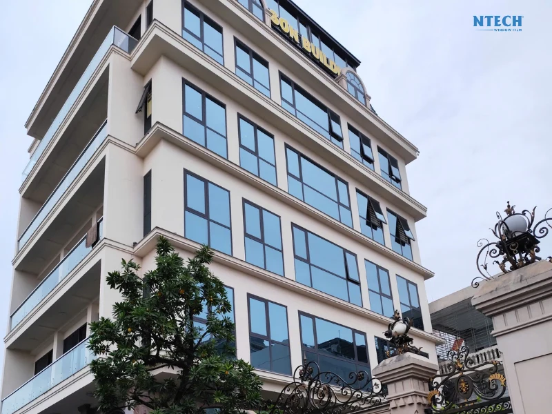 Tòa nhà sau khi dán SILVER GRAY