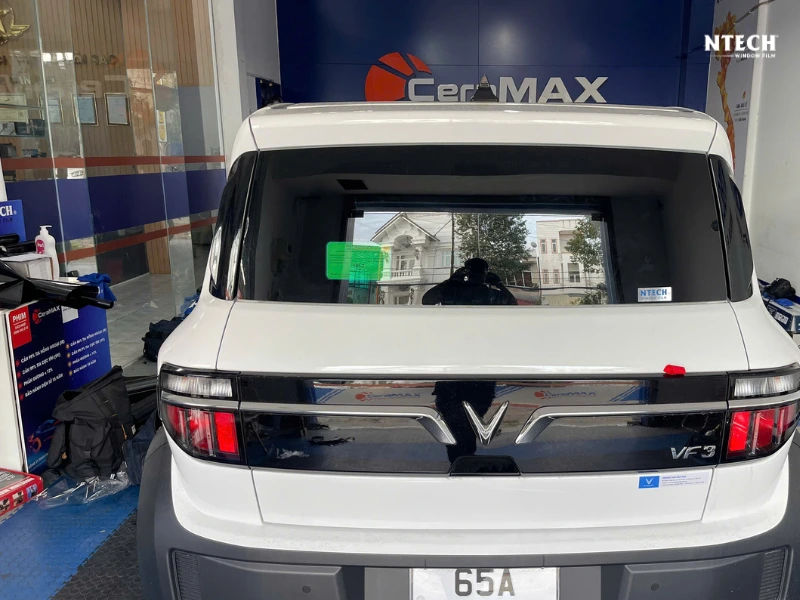 Dán phim cách nhiệt kính hậu ô tô