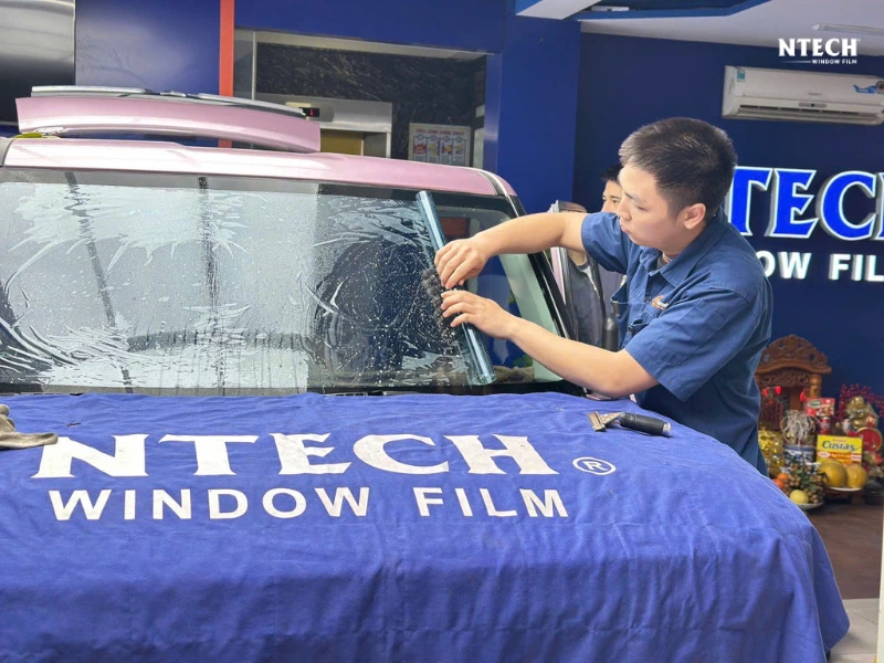 Dán phim cách nhiệt kính lái ô tô