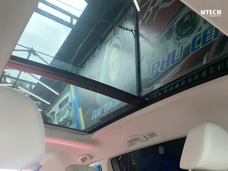 Dán phim cách nhiệt kính nóc cho ô tô