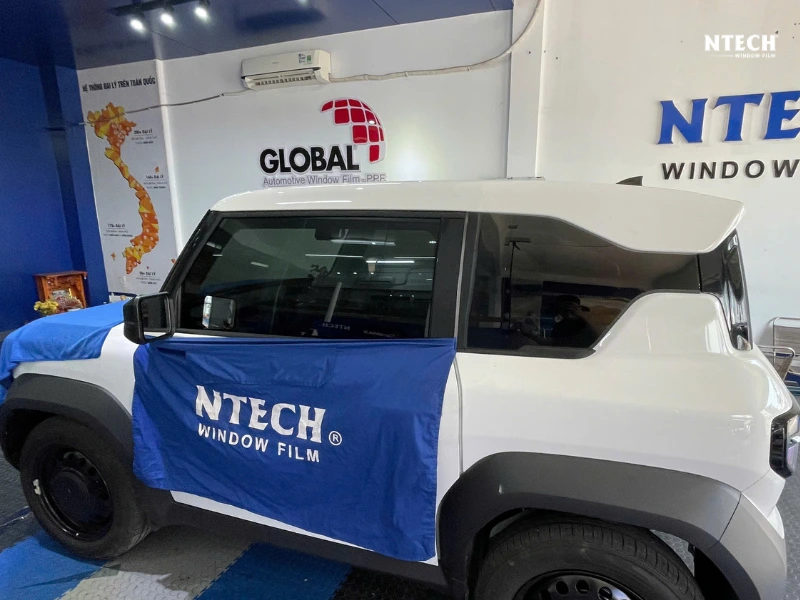 Dán phim cách nhiệt kính sườn ô tô