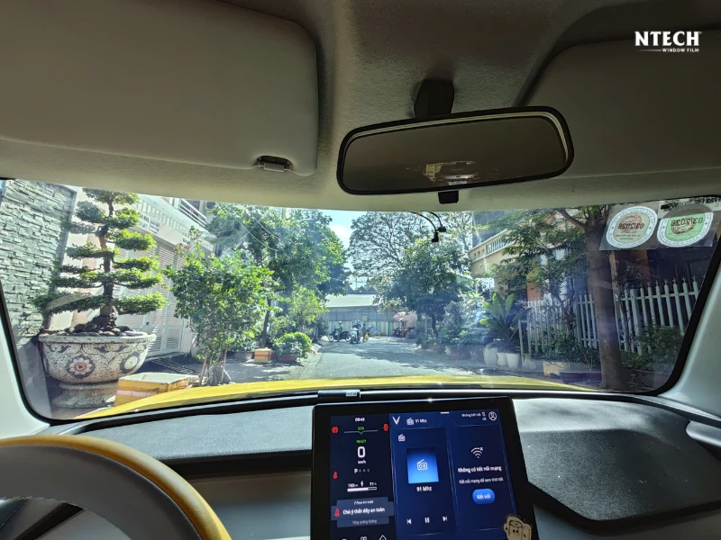 Dán phim cách nhiệt chống chói cho ô tô