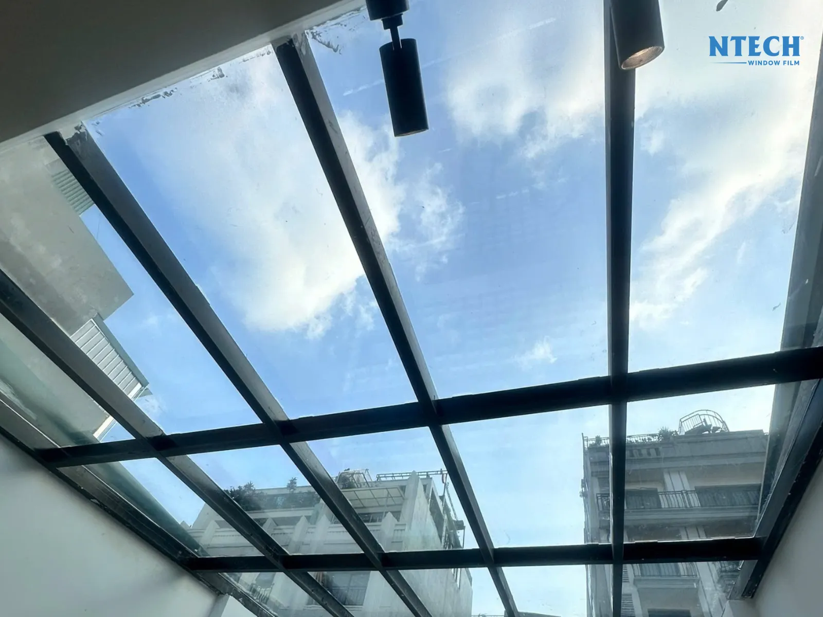 Dán mái kính chống nắng nóng | Cách chống nóng giếng trời hiệu quả