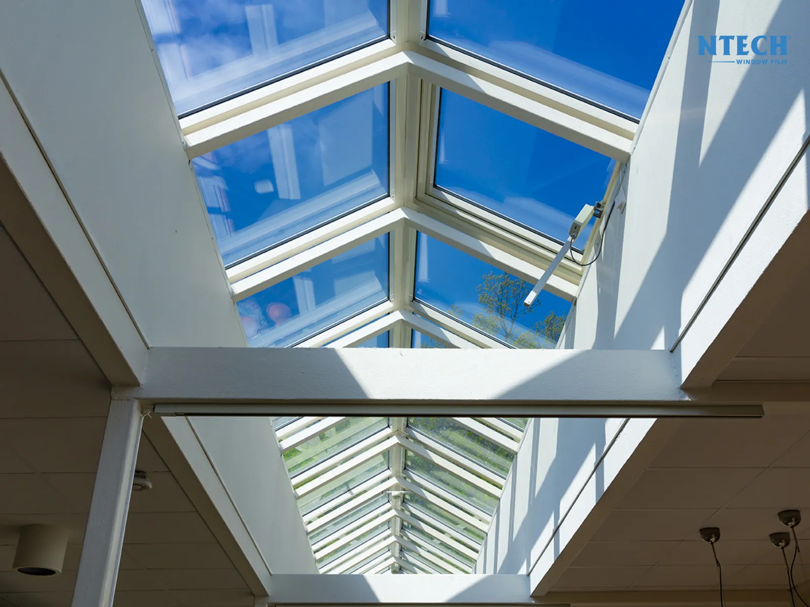 Dán mái kính chống nắng nóng | Cách chống nóng giếng trời hiệu quả