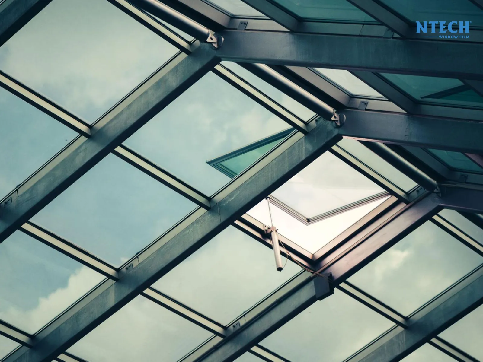 Dán mái kính chống nắng nóng | Cách chống nóng giếng trời hiệu quả