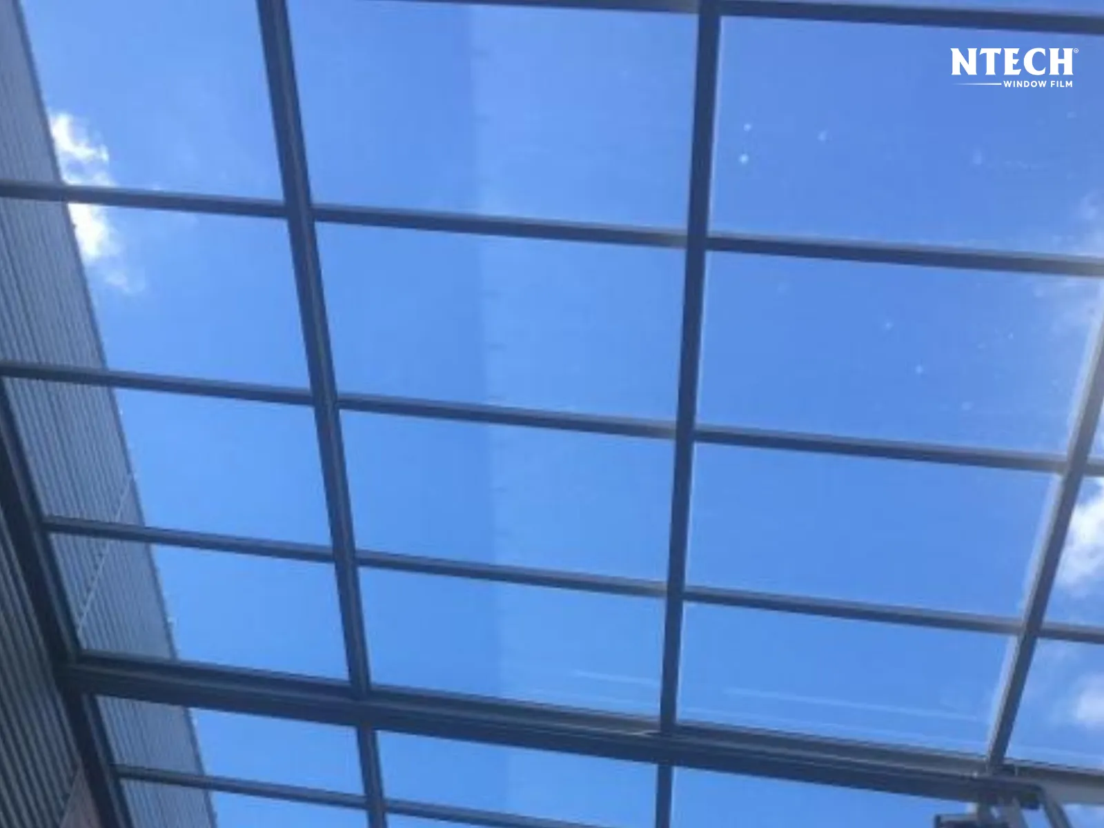 Dán mái kính chống nắng nóng | Cách chống nóng giếng trời hiệu quả