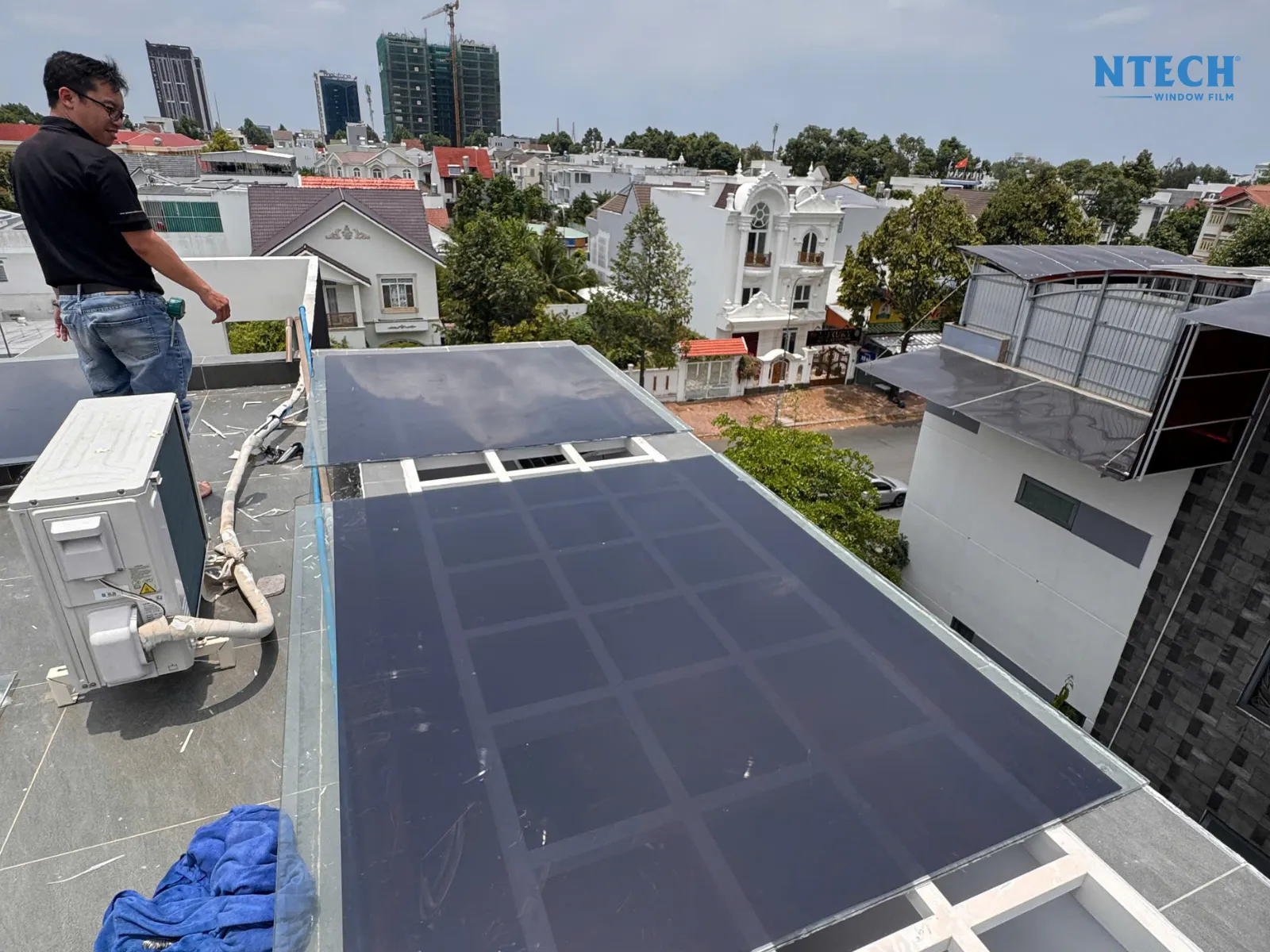 Dán mái kính chống nắng nóng | Cách chống nóng giếng trời hiệu quả