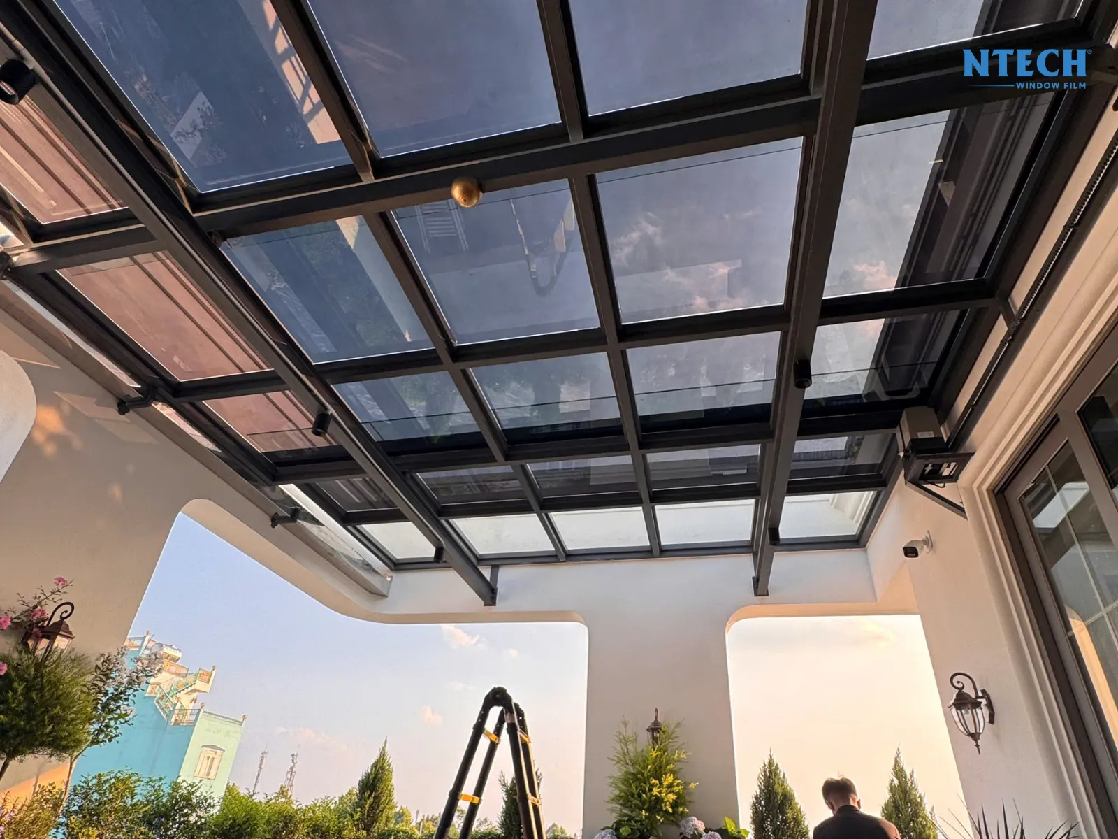 Dán mái kính chống nắng nóng | Cách chống nóng giếng trời hiệu quả