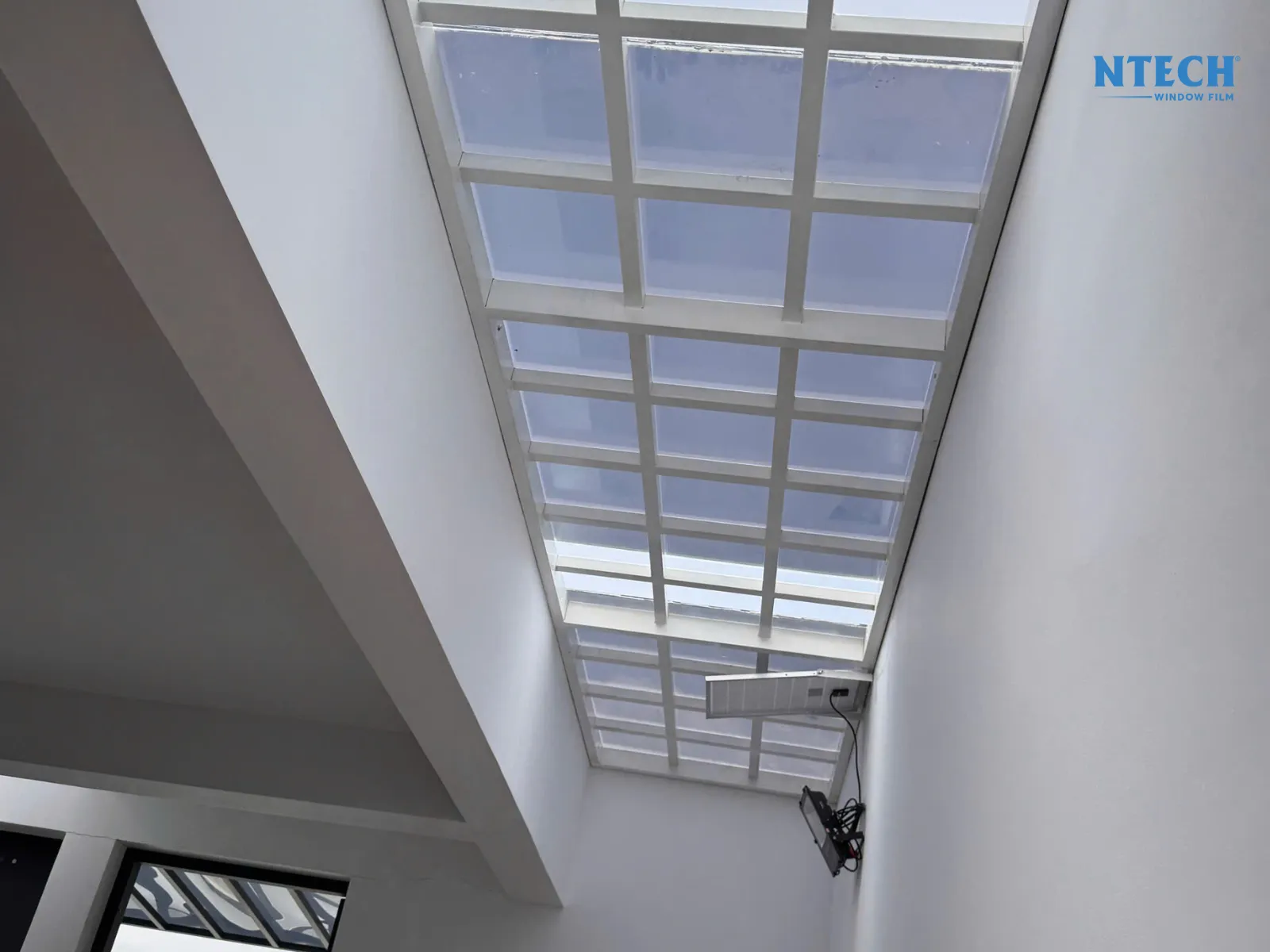 Dán mái kính chống nắng nóng | Cách chống nóng giếng trời hiệu quả