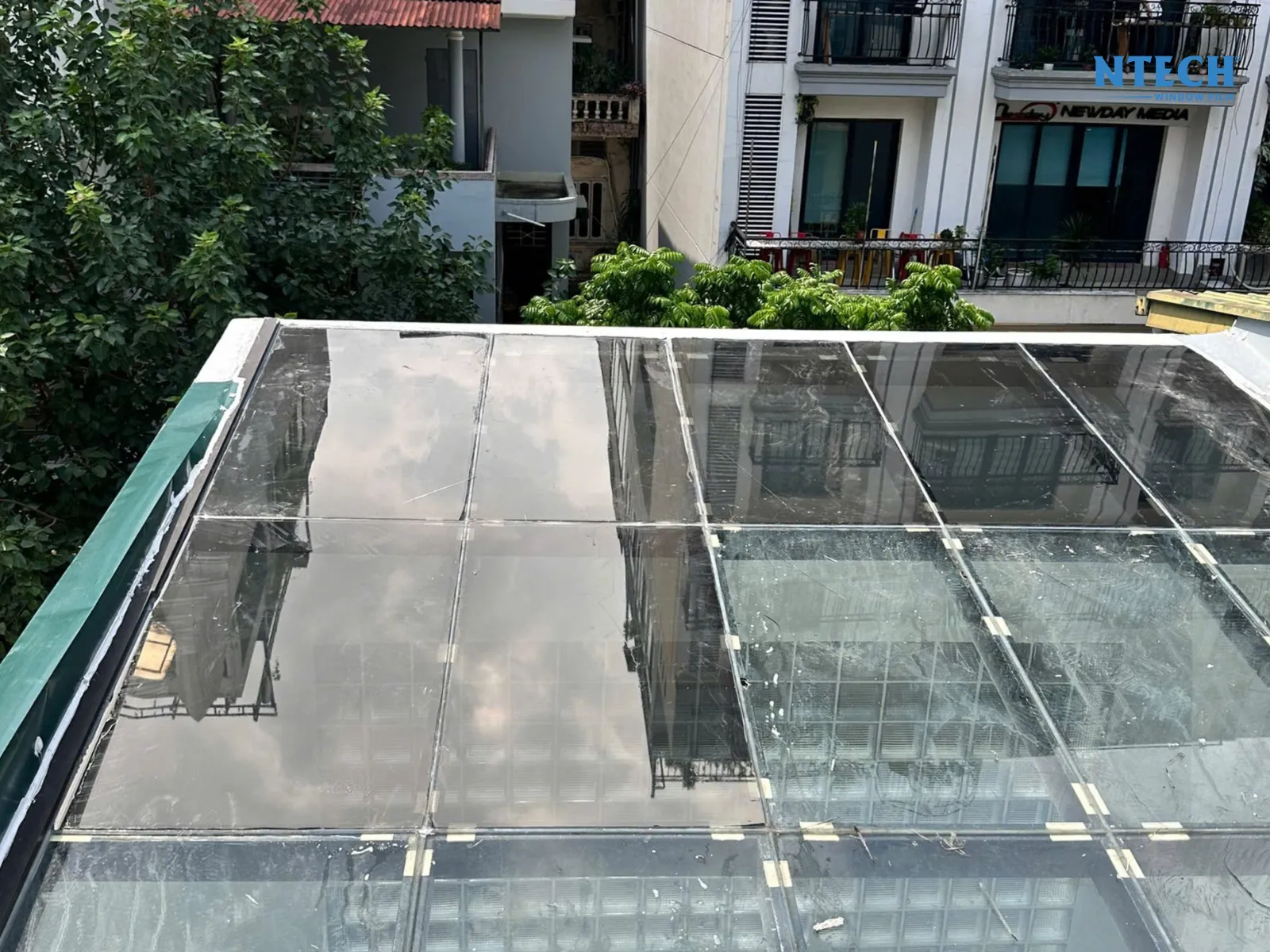 Dán mái kính chống nắng nóng | Cách chống nóng giếng trời hiệu quả