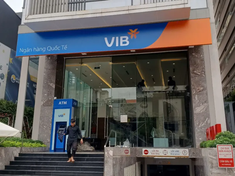 Dán phim cách nhiệt cho công trình ngân hàng VIB tại Quận 1