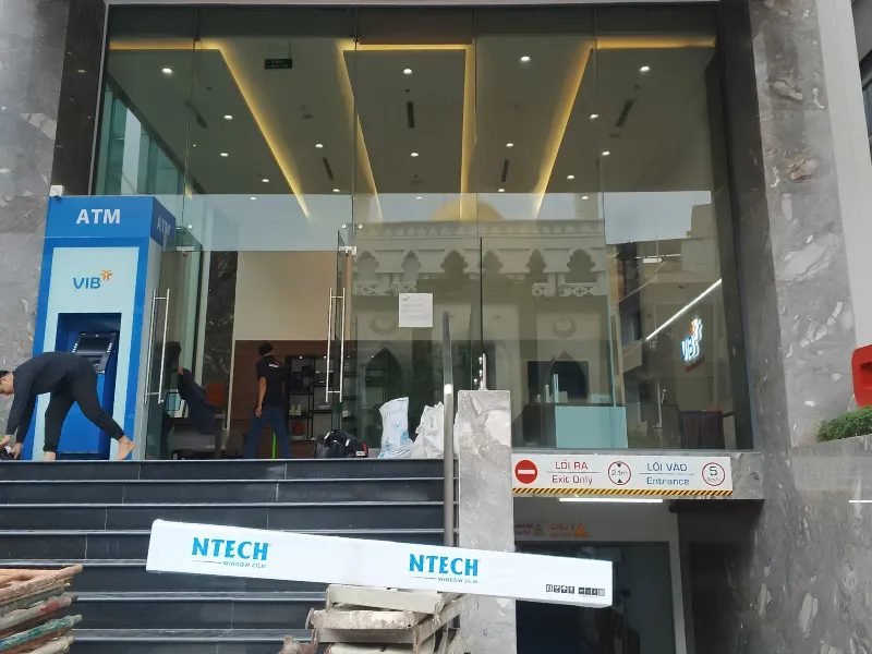 NTECH thi công dán phim cách nhiệt mã BLU 50 cho mặt kính sảnh Ngân hàng VIB quận 1