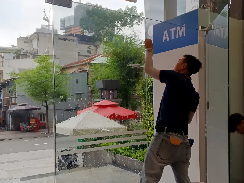 Đảm bảo thi công đúng quy trình trên từng mảng kính