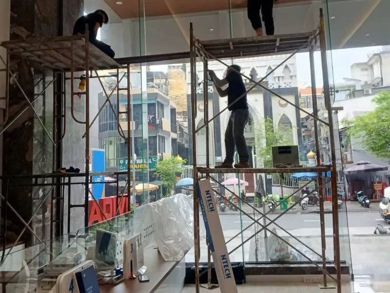 Dán phim cách nhiệt BLU 50 tại mặt kính tiền sảnh Ngân hàng VIB, Quận 1