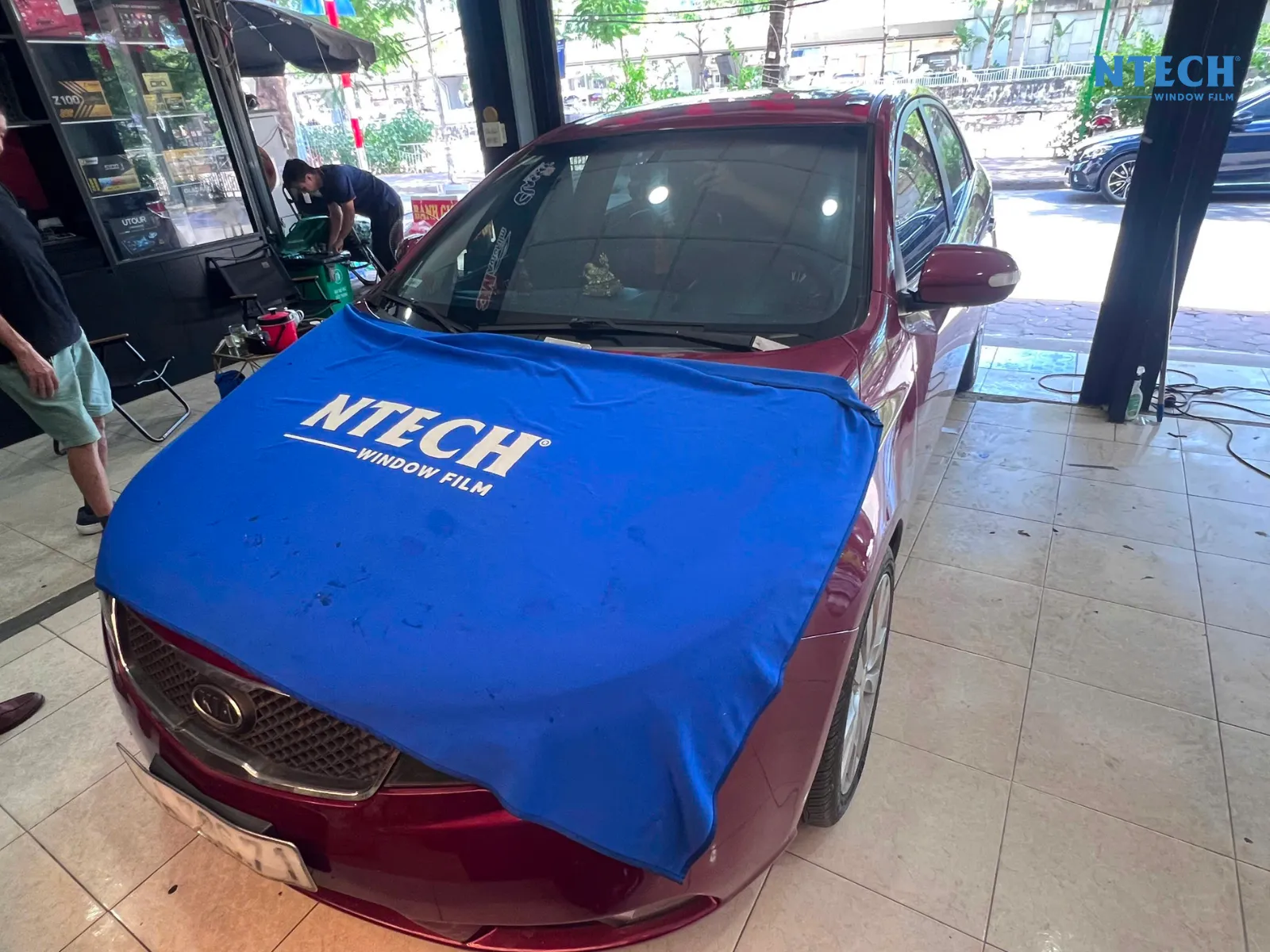 Phim cách nhiệt kính lái dán trong hay ngoài là đúng kỹ thuật