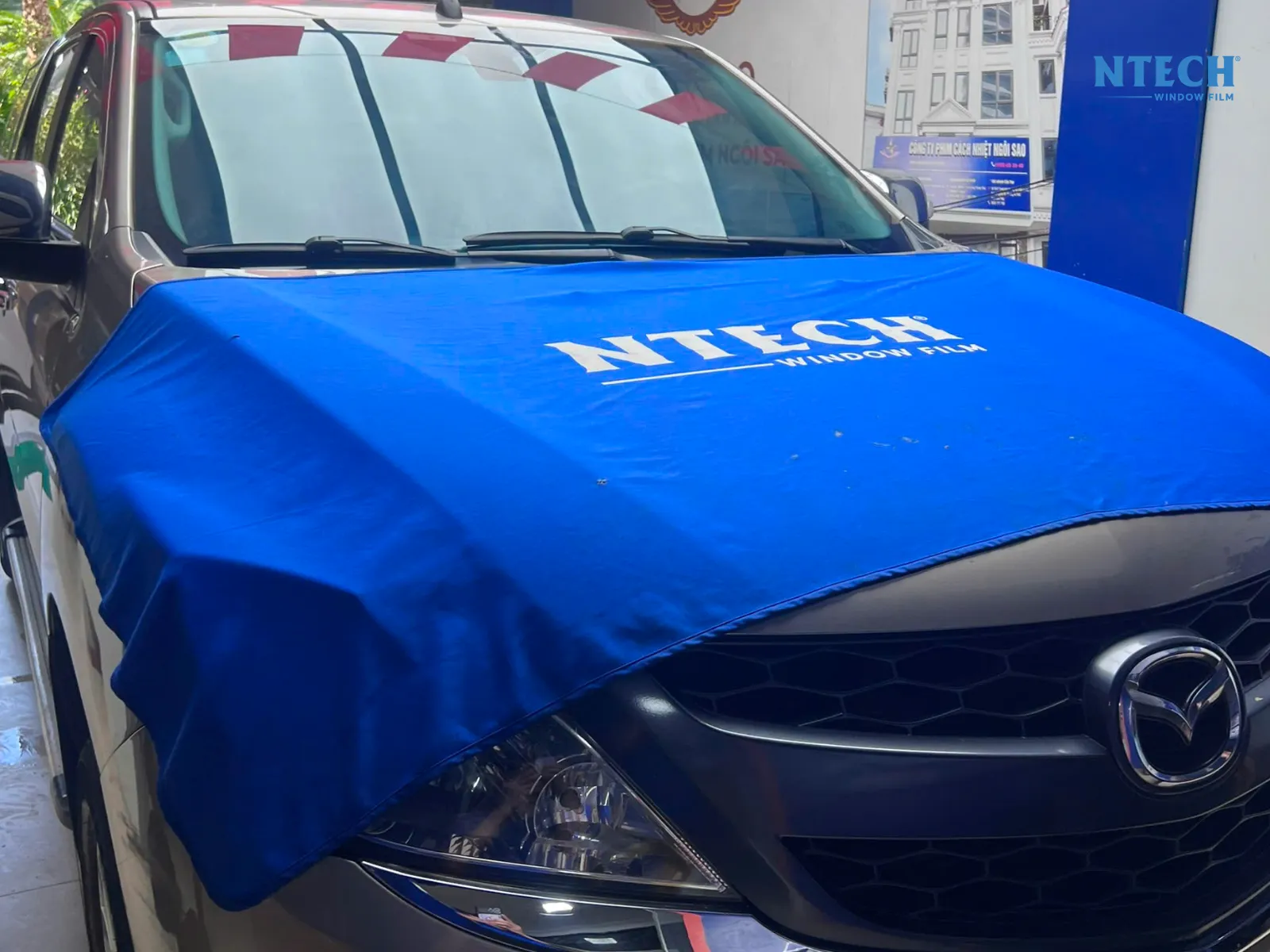 Phim cách nhiệt kính lái dán trong hay ngoài là đúng kỹ thuật