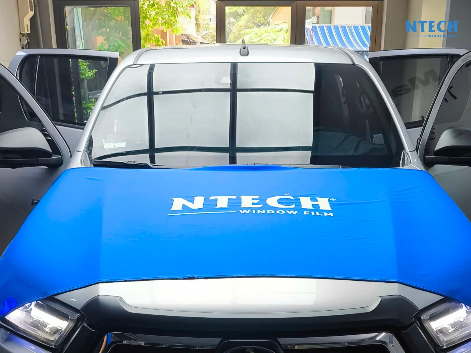 Phim cách nhiệt kính lái dán trong hay ngoài là đúng kỹ thuật