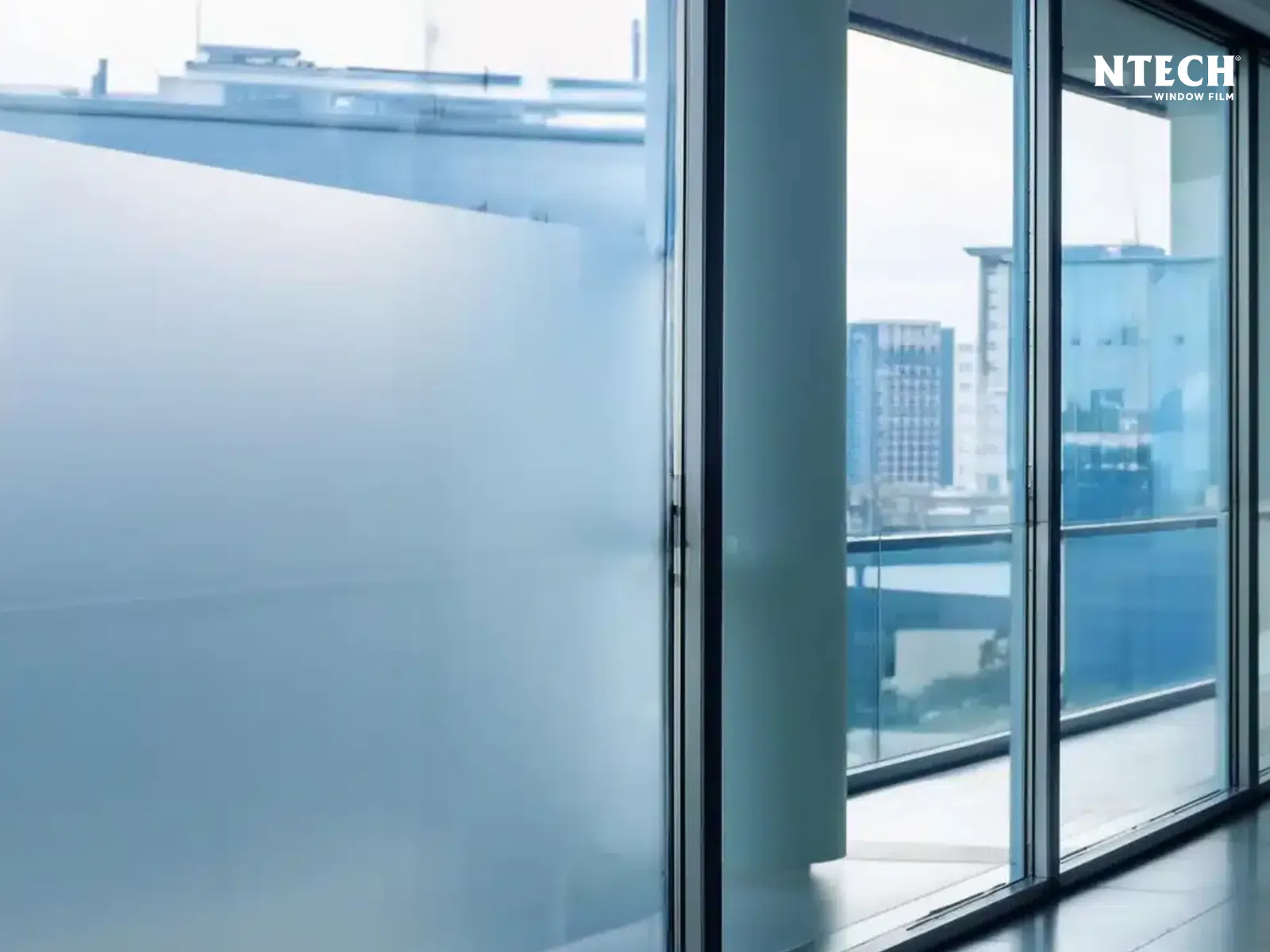 Dán decal mờ lửng tầm mắt | Đơn vị dán decal kính mờ văn phòng từ Hàn Quốc uy tín