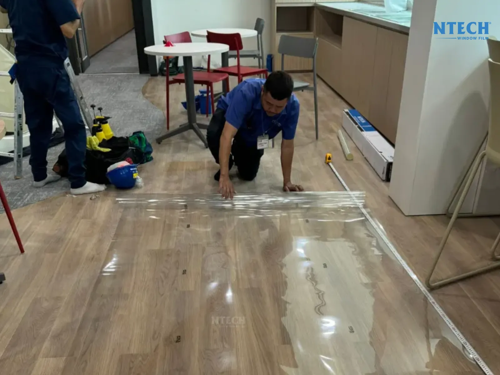 Giải pháp chủ động gia cường kính bằng phim an toàn NTECH |. Đơn vị thi công dán bảo vệ chống nổ kính cường lực uy tín