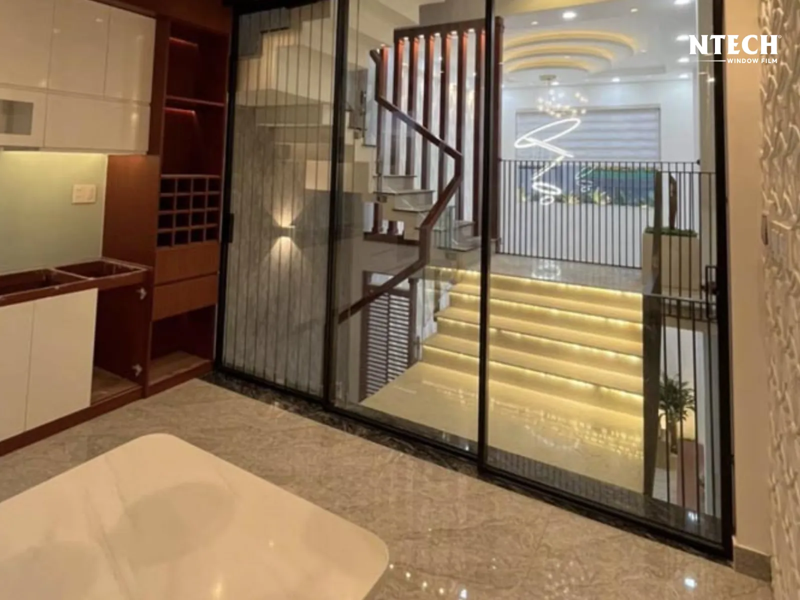 Chọn độ xuyên sáng vừa đủ để lấy ánh sáng tự nhiên dịu nhẹ | Giấy dán cửa kính phòng thờ chuẩn phong thủy tạo sự trang nghiêm và riêng tư
