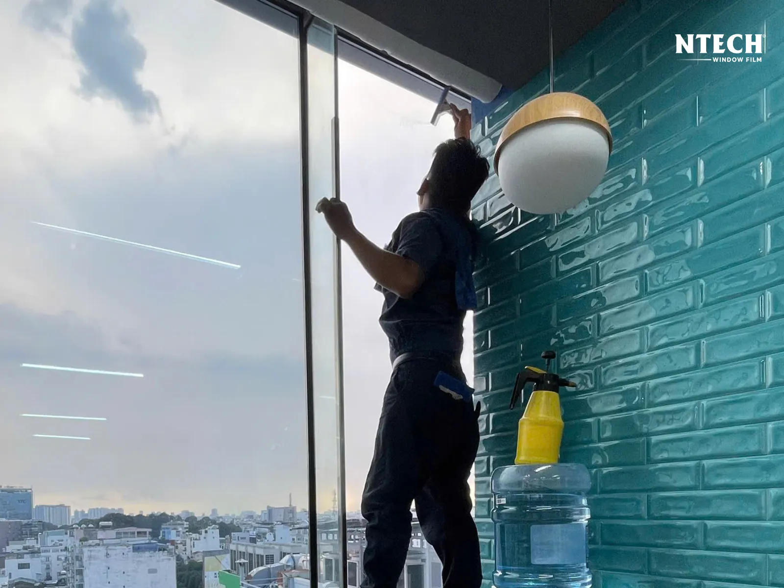 Dịch vụ mua và đặt lịch thi công dán kính chống nắng tận nhà