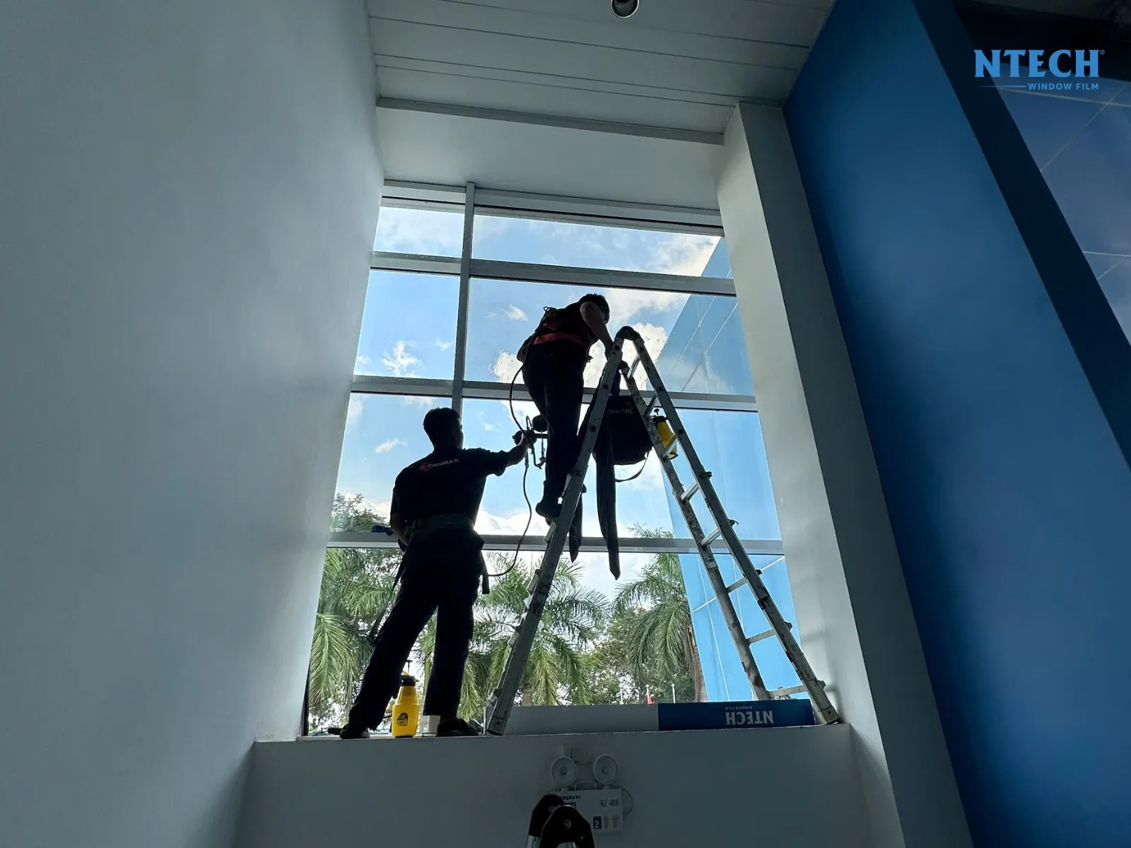 Tại sao quy trình thi công dán phim cách nhiệt cho nhà kính cần đạt chuẩn kỹ thuật? Quy trình thi công dán phim cách nhiệt cho nhà kính chuẩn kỹ thuật Hàn Quốc