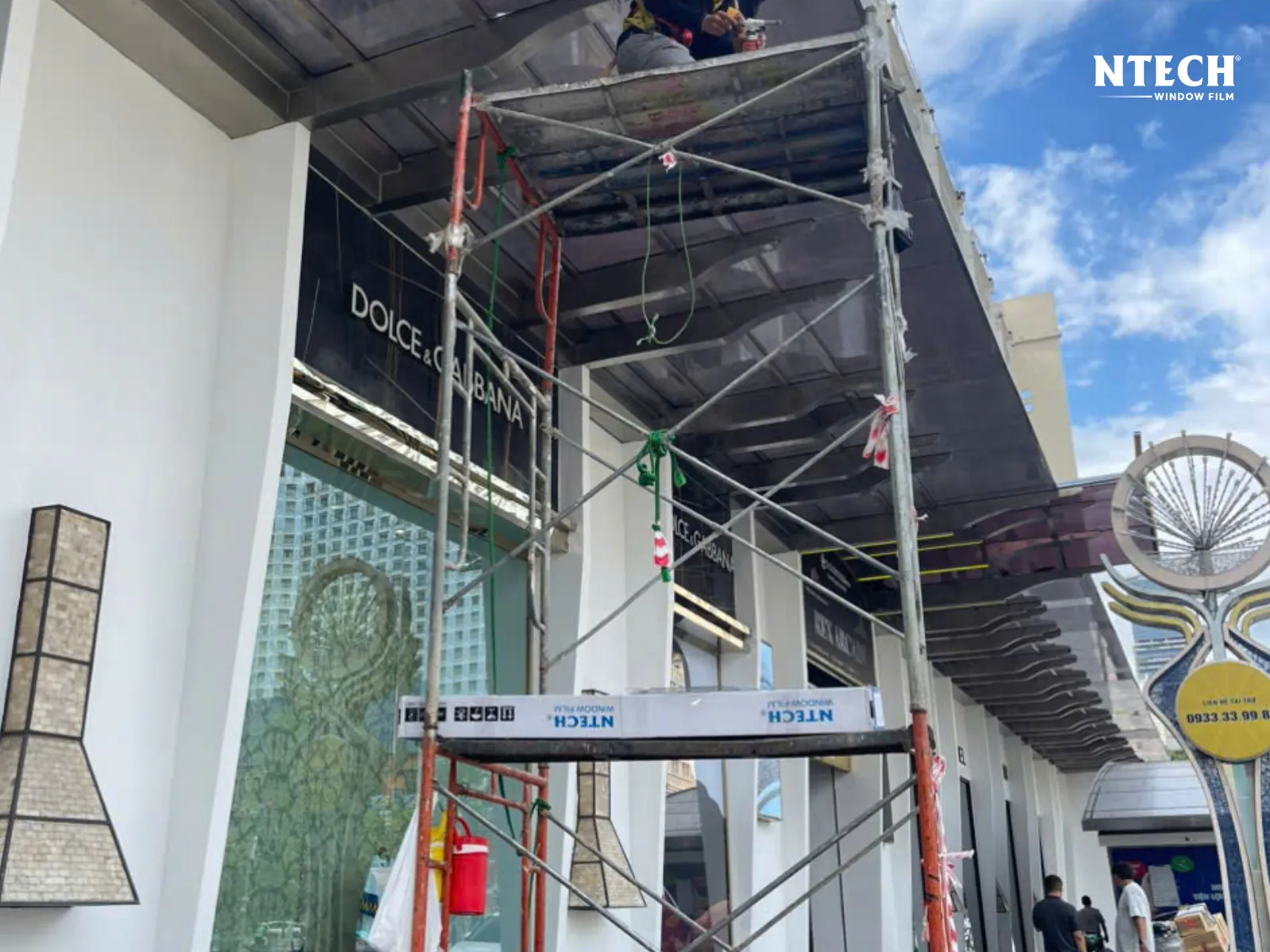 Hiệu ứng nhìn một chiều đảm bảo tính riêng tư tư mật ban ngày | Tại sao nên chọn decal phản quang cho nhà kính chống nóng tối ưu