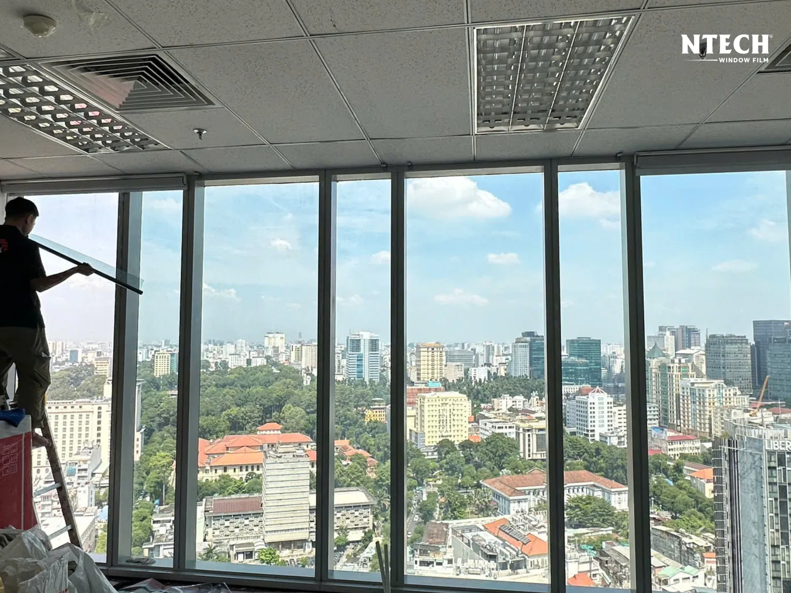 Quy trình thi công dán tấm dán cách nhiệt cửa sổ NTECH chuẩn kỹ thuật