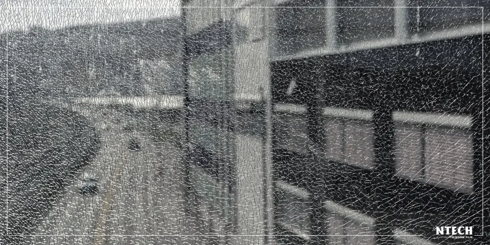 Cách chống vỡ kính mùa mưa bão hiệu quả